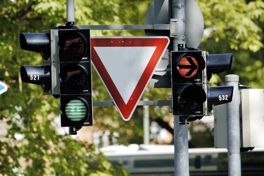 Traffik lights and sign " to give way " " to yield right of way " at crossing