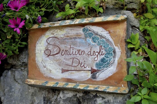 Sign post Sentiero degli dei, Way of the Gods, hiking trail in Nocelle, Amalfi Coast, Costiera Amalfitana, Province of Salerno, Campania, Italy