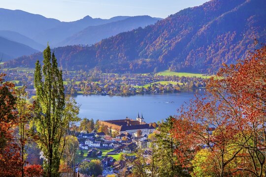 Panorama of the village and lake with the monastery castle in autumn, Tegernsee, Tegernsee, Tegernsee valley, Mangfall mountains, Bavarian Alps, Upper Bavaria, Bavaria, Germany