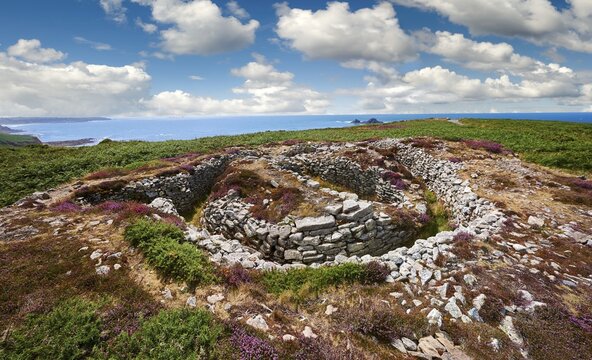 Ballowall Barrow prehistoric chambered tomb, Carn Gluze, Ballowall Common, near St Just in Cornwall, England, United Kingdom