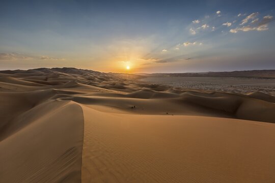 Sand dunes at sunset, Rub' al Khali or Empty Quarter, United Arab Emirates