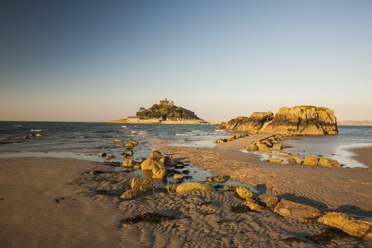 Sandy beach, island of St. Michael's Mount at back, Marazion, Cornwall, England, United Kingdom