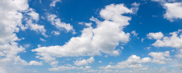 Obraz premium Wide angle panorama of beautiful sky with cumulus clouds over a clear horizon.