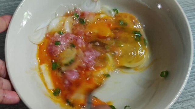 Beat the eggs with the minced pork.