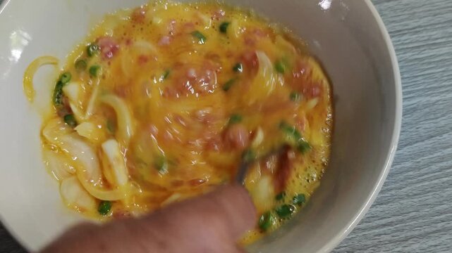 Beat the eggs with the minced pork.