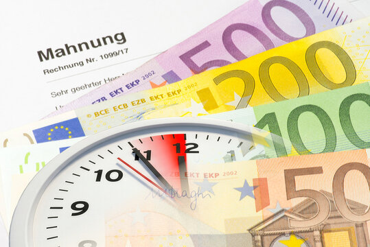 Euro Geldscheine, eine Mahnung und eine Uhr 5 vor 12 als Symbol f&uuml;r den Zeitdruck und Stre&szlig; wegen unbezahlter Rechnungen	