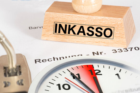 Stempel Inkasso, Mahnung und eine Uhr 5 vor 12 als Symbol f&uuml;r den Zeitdruck und Stre&szlig; wegen unbezahlter Rechnungen