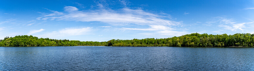 Obraz premium View of Heart Lake Conservation Park in Brampton during sunny summer day.