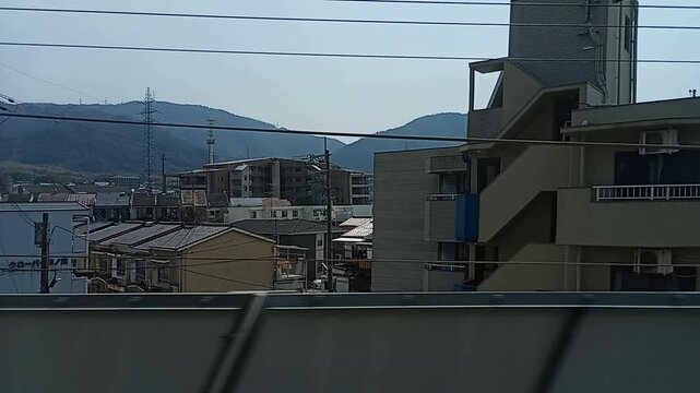 山科駅に到着する列車の車窓 （湖西線 山科, 2025年3月）