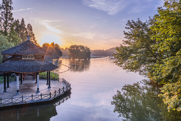 Obraz premium Pavilion during sunrise in West Lake in Hangzhou, Zhejiang province, China