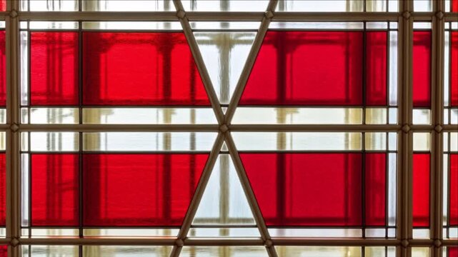 煤で汚れたアンティークのステンドグラスが洗浄により美しい光を透過する様子
