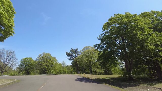 【4K】萱野高原を望む絶景ドライブ：広大な自然と青空の中を走る爽快な車窓風景。青森の旅素材　[4K] Scenic Drive Through Kayano Kogen Plateau: Vast Nature and Open Sky, Aomori Japan 撮影日：20260515-1