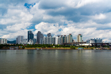 Obraz premium 한강변 산책길에서 보이는 성동지역-강남구, 서울, 대한민국