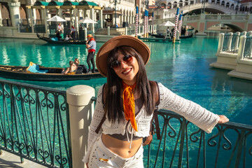 Obraz premium Young woman enjoying las vegas resort architecture and canal