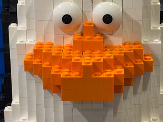 Obraz premium Playful brick-built bird face