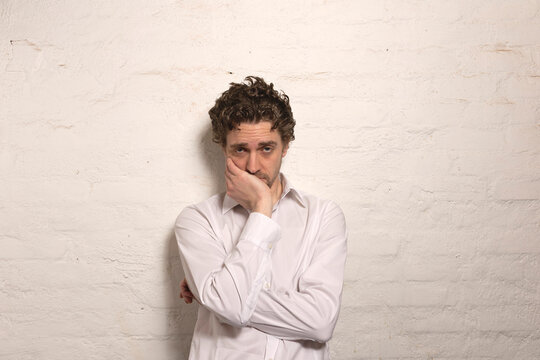 Germany, Hamburg, Mid adult man leaning against wall, portrait