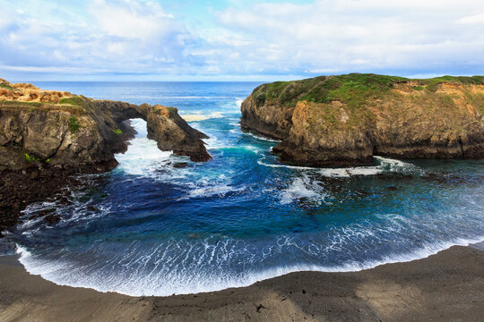 USA, California, Mendocino Headlands State Park, Mendocino, Pacific Coast, View to rock arch
