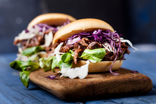 Vegan jackfruit burger with red cabbage, white cabbage, lamb's lettuce