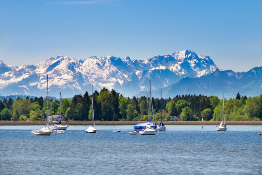 Germany, Bavaria, Upper Bavaria, Fuenfseenland, Lake Starnberg, Wetterstein mountains and Zugspitze