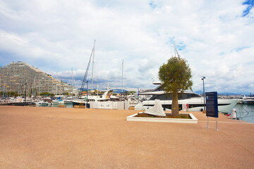 Przystań jachtowa z widokiem na Alpy, Villeneuve-Loubet, Francja, Lazurowe Wybrzeże. Marina with views of the Alps, Villeneuve-Loubet, France, Côte d'Azur. © 123108 Aneta