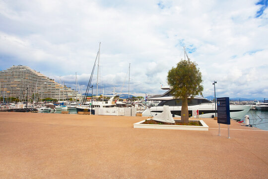 Przystań jachtowa z widokiem na Alpy, Villeneuve-Loubet, Francja, Lazurowe Wybrzeże. Marina with views of the Alps, Villeneuve-Loubet, France, C&ocirc;te d'Azur.