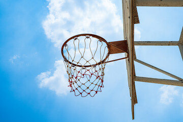 basketball hoop against blue sky © Gunnersx