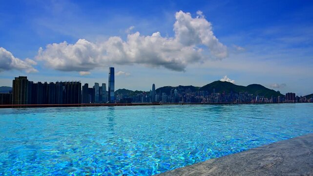 香港ヴィクトリア湾を望むプール