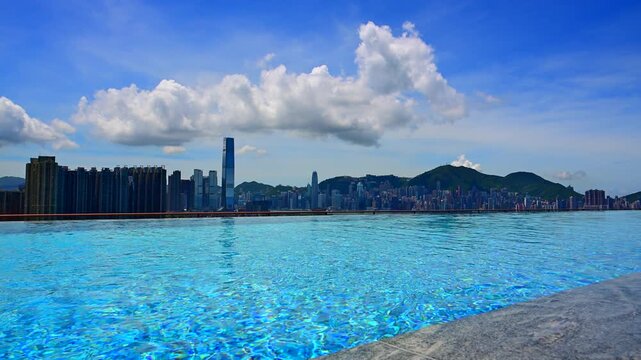 香港ヴィクトリア湾を望むプール