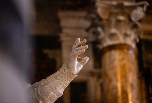 Segnende Hand &mdash; Detail einer Heiligenfigur in einer Kirche