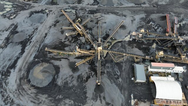 Mining quarry processing plant with conveyor belts