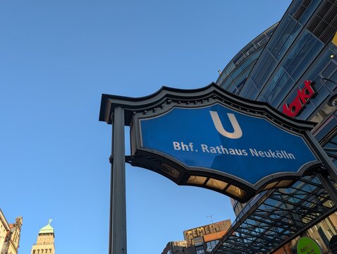 U-Bahn-Schild Rathaus Neuk&ouml;lln in Berlin