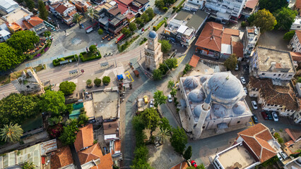Obraz premium drone aerial historic ottoman mosque surrounded by residential neighborhood houses in Kaleici old town. Cultural heritage site scenery in Antalya, Turkey