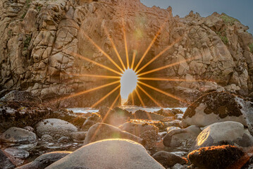 Sunset behind Keyhole Arch at Pfeiffer Beach © Thomas