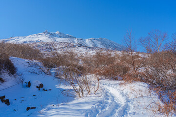 Obraz premium 百名山登山 初冬の那須岳 雪化粧した山並みと青空の絶景