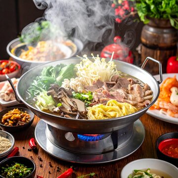 Mongolischer Hot Pot mit Fleisch, Gem&uuml;se und Br&uuml;he