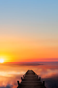 Steg an einem see bei Sonnenuntergang
