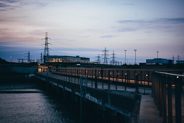 Obraz premium Modern Waterfront: Barking Riverside Pier at Dusk