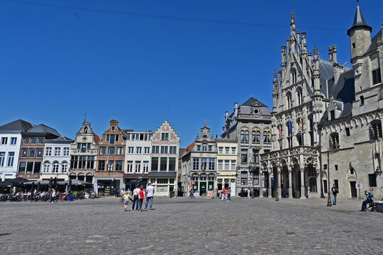 Malines (Mechelen): la Grote Markt (Piazza del Mercato), Fiandre, Belgio