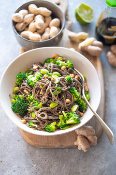 Soba noodles with edamame beans and broccoli