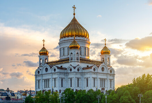 Cathedral of Christ the Savior (Khram Khrista Spasitelya) at sunset, Moscow, Russia
