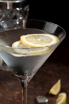 White mocktail with lemon slices