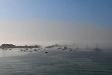 Naklejka premium Brume de mer à Port-Blanc Penvénan en Bretagne