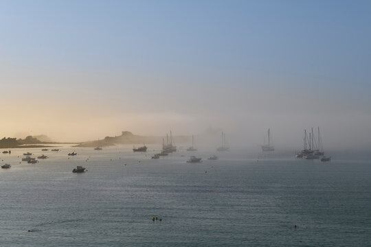 Brume de mer sur la c&ocirc;te bretonne &agrave; Port-Blanc Penv&eacute;nan