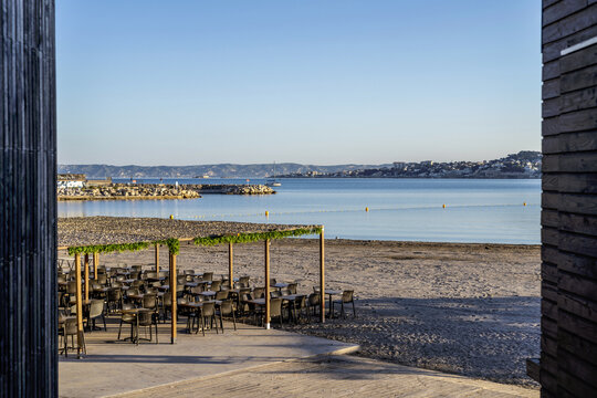 Restaurant de plage au petit matin