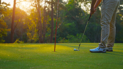 Obraz premium Golfers are putting golf in the evening golf course golf backglound.