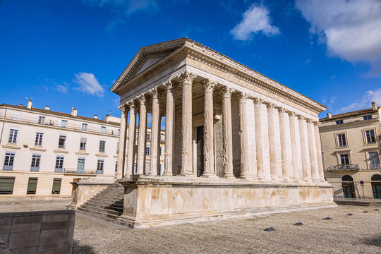 La Maison Carr&eacute;e Temple Antique de N&icirc;mes dans le Gard en France