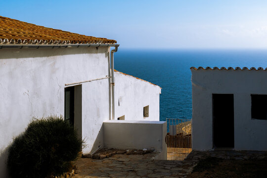 Mediterrane Geb&auml;ude vor Meer 