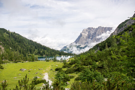 Bergpanorama auf den Seebensee und Zugspitze