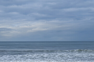Naklejka premium Cloudy morning sky and ocean