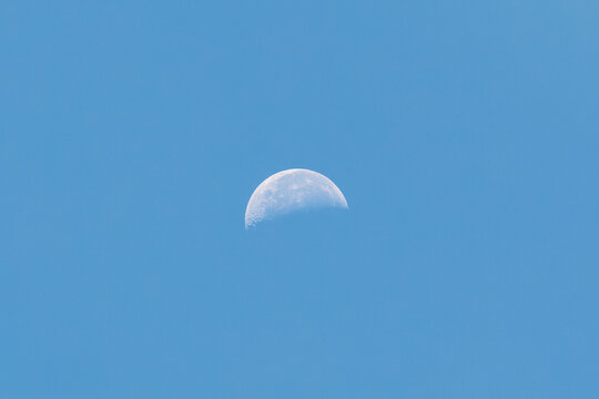 LUA AO MEIO DIA